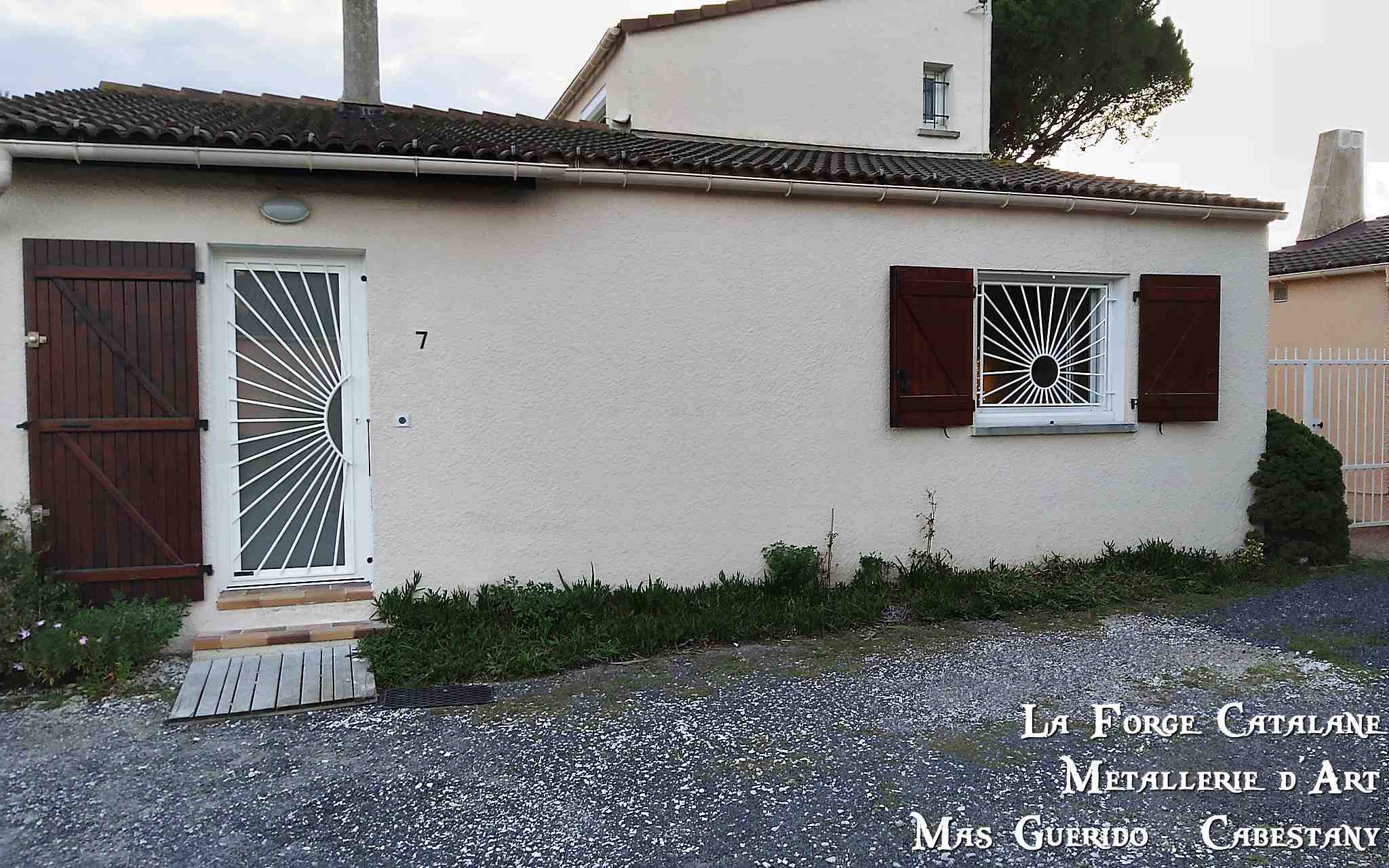 grille de protection et porte entree soleil forge catalane.jpg